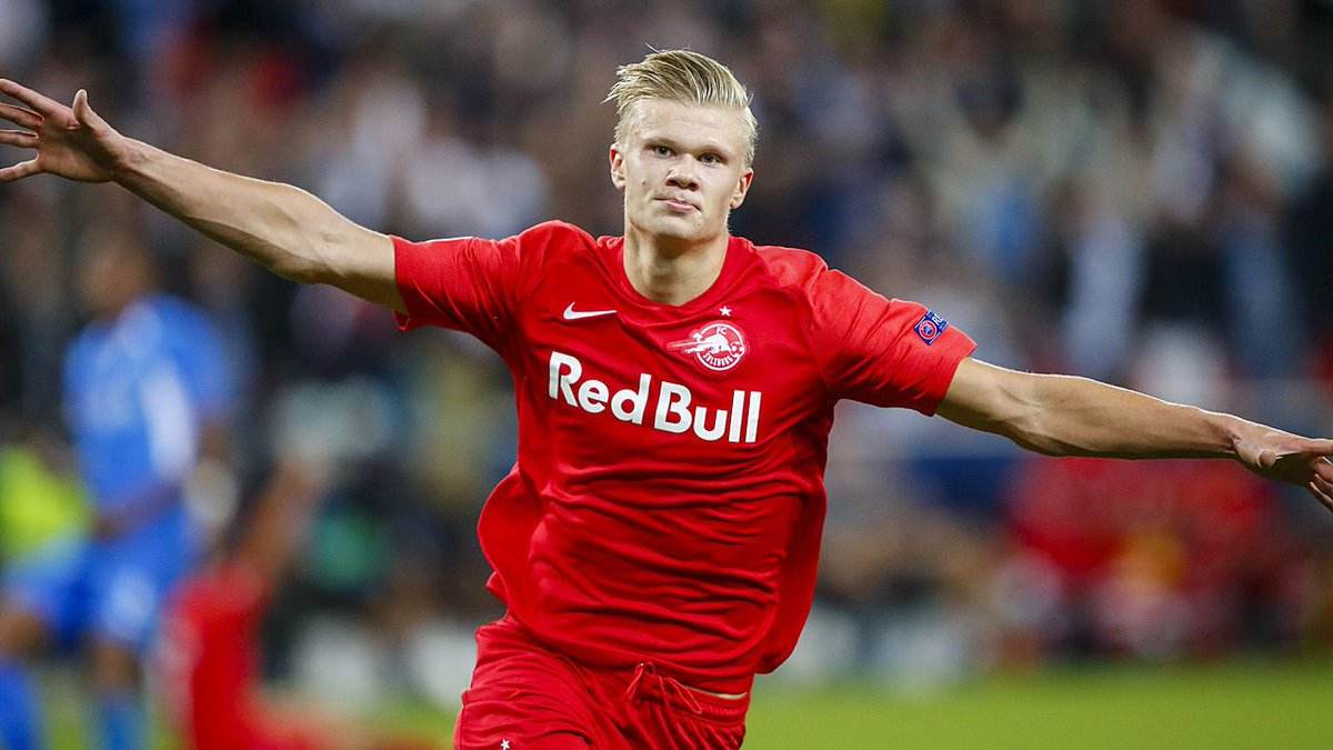 整活，布拉格斯拉维亚把梅西回诺坎普的背景P成自家主场