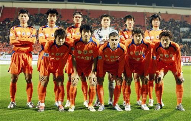 齐达内与蒯纪闻共同现身上海交大出席活动，现场教学马赛回旋